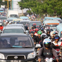 https://lh5.googleusercontent.com/-P3BLIFUlEvM/TXuQjn5LJqI/AAAAAAAAAOw/nvLwJZg0r3g/s1600/Makassar-Macet-10-Jam-Sehari.jpg